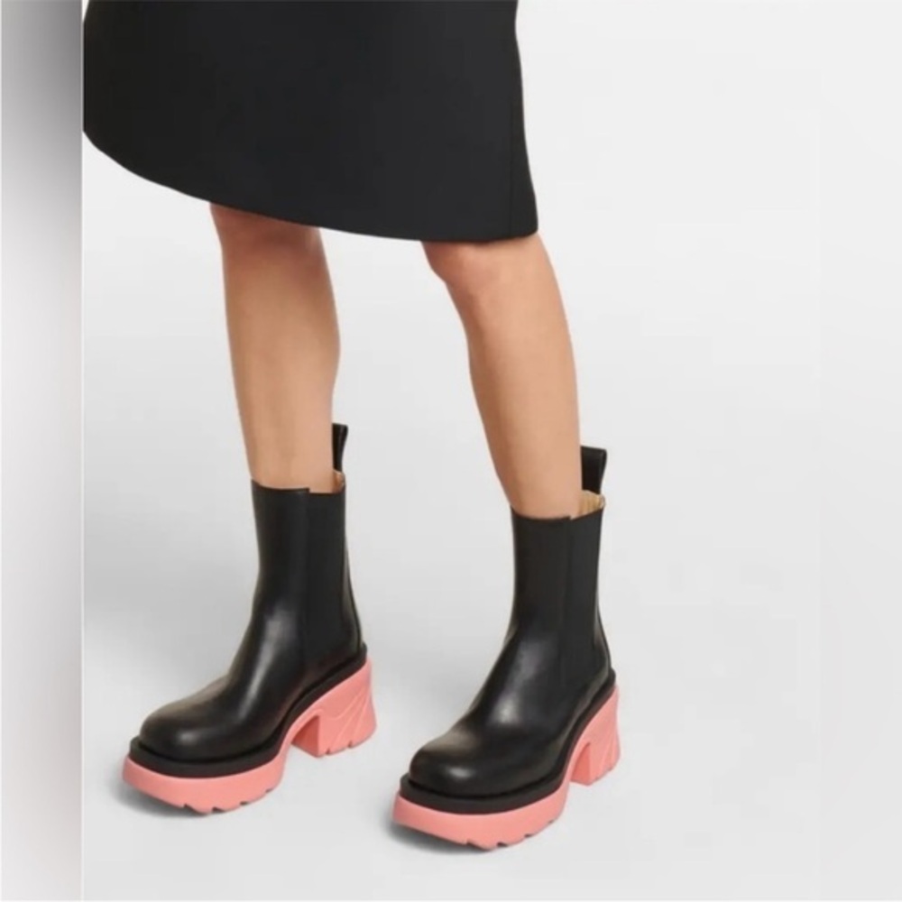 Bottega Veneta Boots Flash Chelsea Platform in Black Leather & Pink Flamingo
